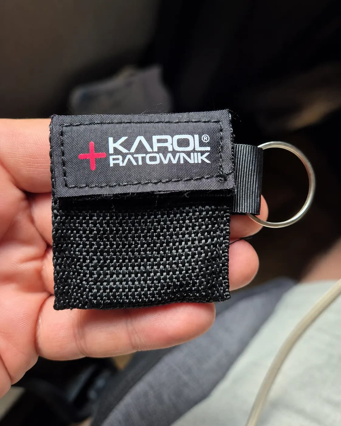 Futerał z rękawiczkami nitrylowymi Karol Ratownik® z zapięciem do kluczy